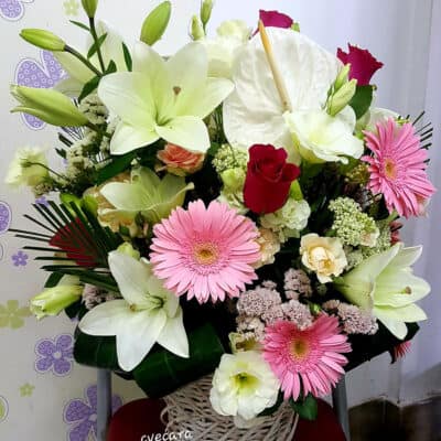 Cvetni aranžman – korpa sa cvećem – anturium, ljljan, gerber, lizijantus, ruža, dekorativno zelenilo
