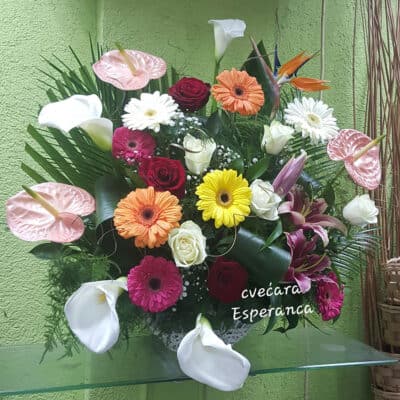 Cvetni aranžman – korpa sa cvećem – kala, ruža, gerber, orjentalni ljiljan, anturium, strelicija, dekorativno zelenilo