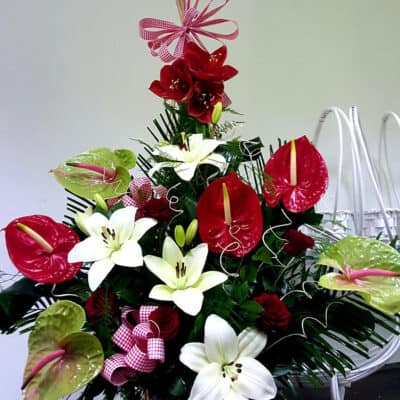Cvetni aranžman – korpa sa cvećem – anturium, ruža, amarilis, ljiljan, zelenilo