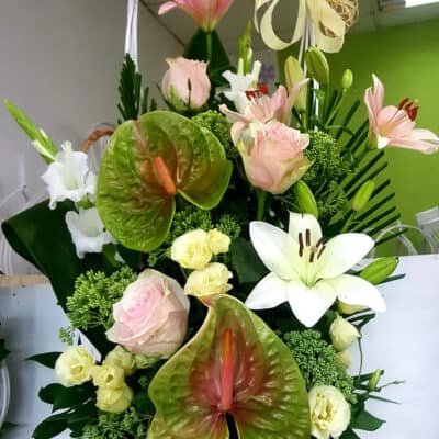 Cvetni aranžman – korpa sa cvećem – anturium, ruža, lizijantus, ljiljan, zelenilo