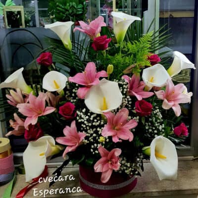 Cvetni aranžman – box – kala, ljiljan, ruža, dekorativno zelenilo