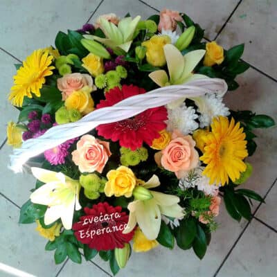 Cvetni aranžman – korpa sa cvećem – ljiljan, ruža, gerber, hrizantema, kermit