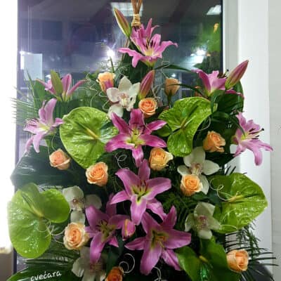 Cvetni aranžman – korpa sa cvećem – anturium, orhideja, ruža, orjentalni ljiljan, zelenilo