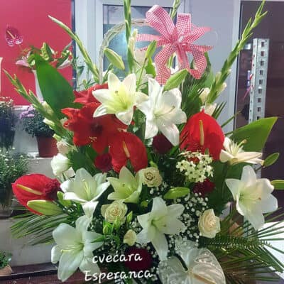 Cvetni aranžman – korpa sa cvećem – anturium, amarilis, ljliljan, ruža, lizijantus, gladiola