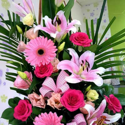 Cvetni aranžman – korpa sa cvećem – orjentalni ljiljan, gerber, ruža, lizijantus, dekoracija
