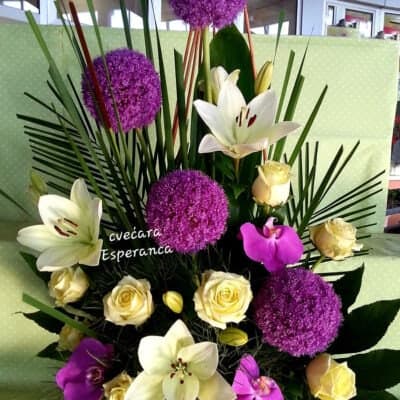 Cvetni aranžman – korpa sa cvećem – alium, ljiljan, ruža, orhideja, dekorativno zelenilo