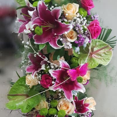 Cvetni aranžman – drveno postolje – orjentalni ljiljan, ruža, kermit, anturium, dekorativno zelenilo