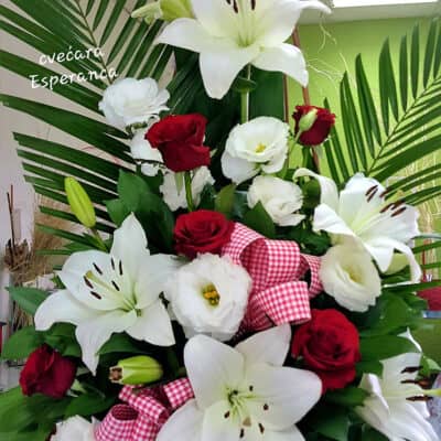 Cvetni aranžman – korpa sa cvećem – ljiljan, ruža, lizijantus, dekorativno zelenilo