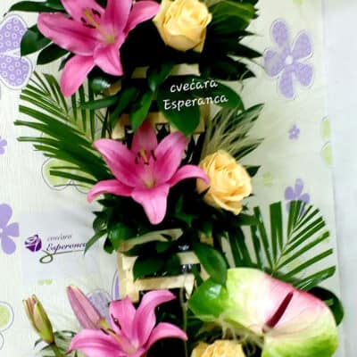 Cvetni aranžman – drveno postolje – anturium, ljiljan, ruža, dekorativno zelenilo