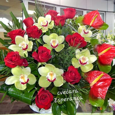 Cvetni aranžman – korpa sa cvećem – anturium, ruža, orhideja