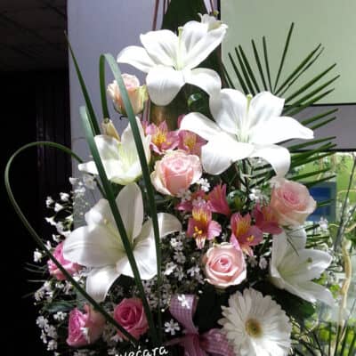 Cvetni aranžman – korpa sa cvećem – ljiljan, ruža, alstromerija, gerber, dekoracija