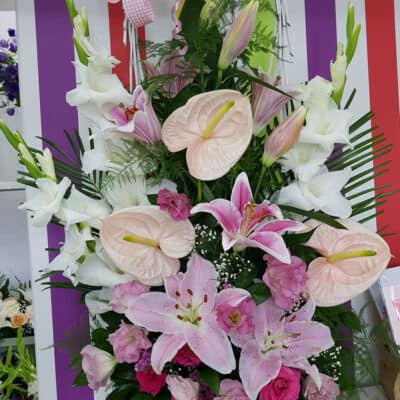 Cvetni aranžman – korpa sa cvećem – orjentalni ljiljan, anturium, gladiola, lizijantus – u sezoni