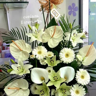 Cvetni aranžman – korpa sa cvećem – anturium, gerber, ljiljan, kala, lizijantus