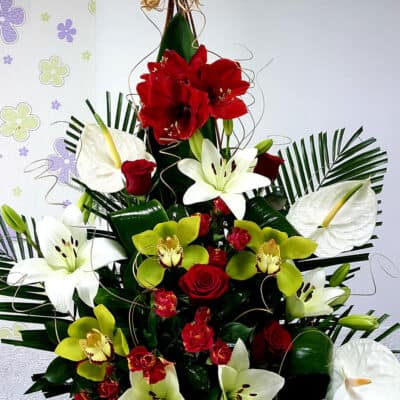 Cvetni aranžman – korpa sa cvećem – anturium, amarilis, ljiljan, orhideja, ruža, mini ruža, dekorativno zelenilo