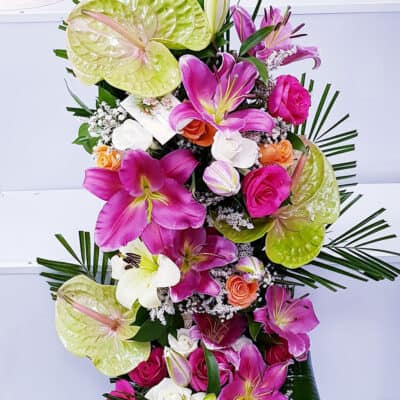 Cvetni aranžman – korpa sa cvećem – orjentalni ljilan, anturium, ruža, ljiljan, dekoracija zelenilo