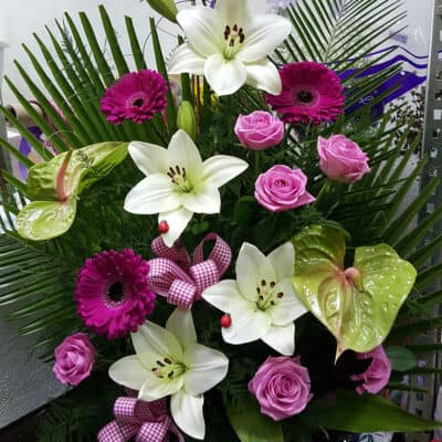 Cvetni aranžman – korpa sa cvećem – ljiljan, gerber, ruža, anturium, dekorativno zelenilo