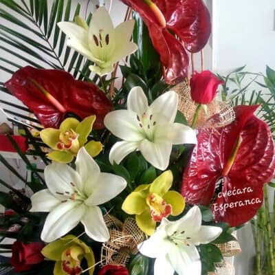 Cvetni aranžman – korpa sa cvećem – anturium, ruža, ljiljan, orhideja, dekorativno zelenilo