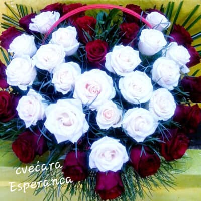 Cvetni aranžman – korpa sa cvećem – crvena I bela ruža u obliku srca – 39 komada