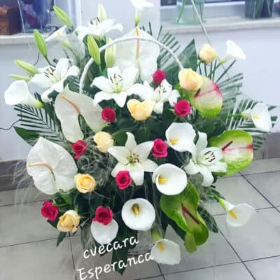 Cvetni aranžman – korpa sa cvećem – anturium, orjentalni ljiljan, kala, ruža, dekorativno zelenilo