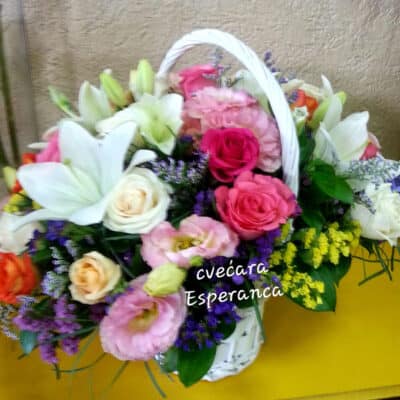 Cvetni aranžman – korpa sa cvećem – ljiljan, ruža, lizijantus, dekoracija