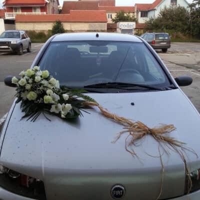 Dekoracija automobila: gladiola, ruža, hrizantema, gipsofila, dekoracija, zelenilo – 3