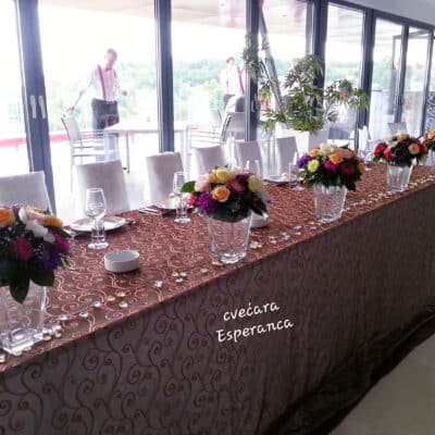 Dekoracija mladenačkog stola, staklene vaze, kristali