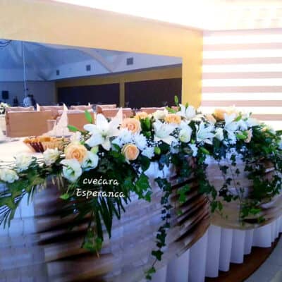 Ikebana za mladenački sto, izbor cveća i boja po želji
