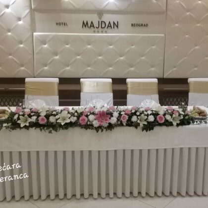 Ikebana,niz od ljiljana, ruža, hrizantema, bršljana