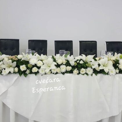 Ikebana za mladenački sto, hrizantema, ljiljan, ruža