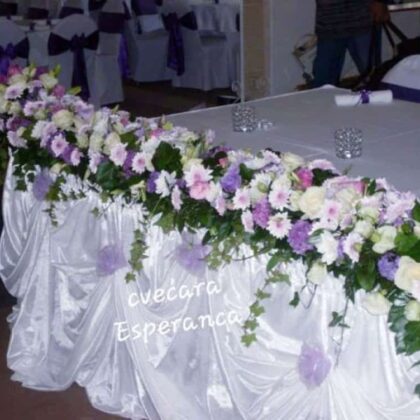 Ikebana za mladenački sto, niz sa ružama, hortenzijom, ljiljanom, hrizantemom, lizijantusom, bršljanom